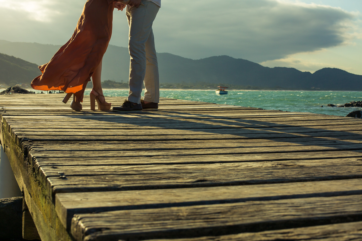 detalhes trapiche na praia da armação em floripa