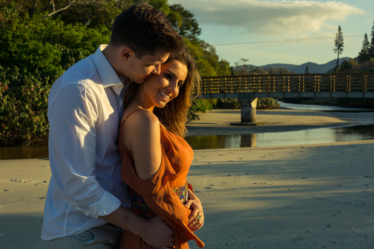 noivos abraçados no fim de tarde na praia da armação floripa