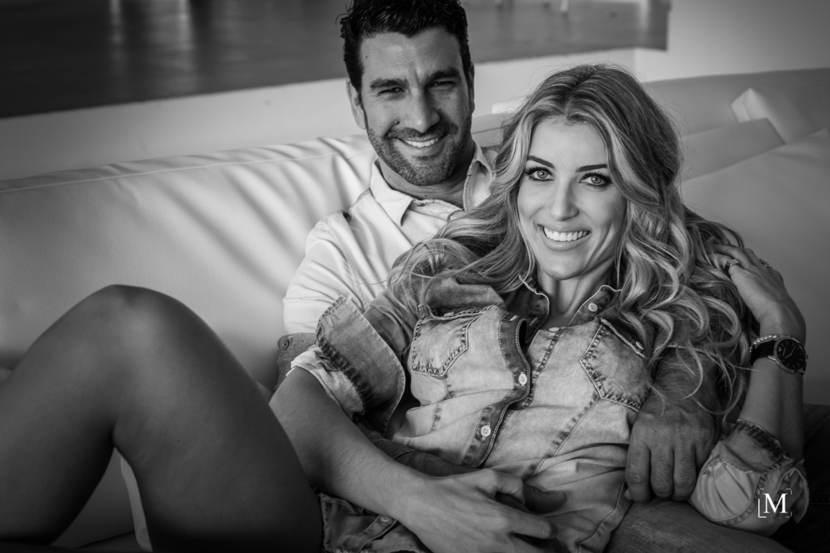 Casal abraçados no sofá