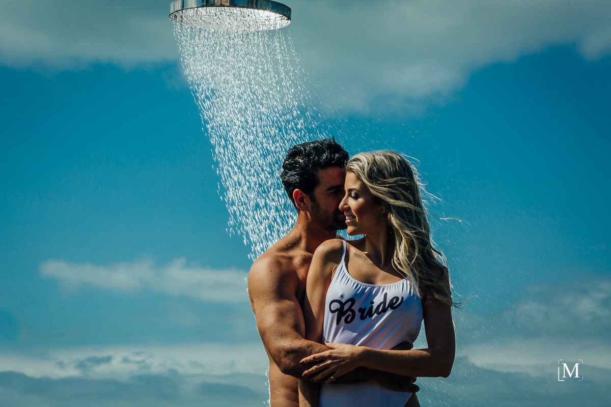 casal e chuveiro de praia