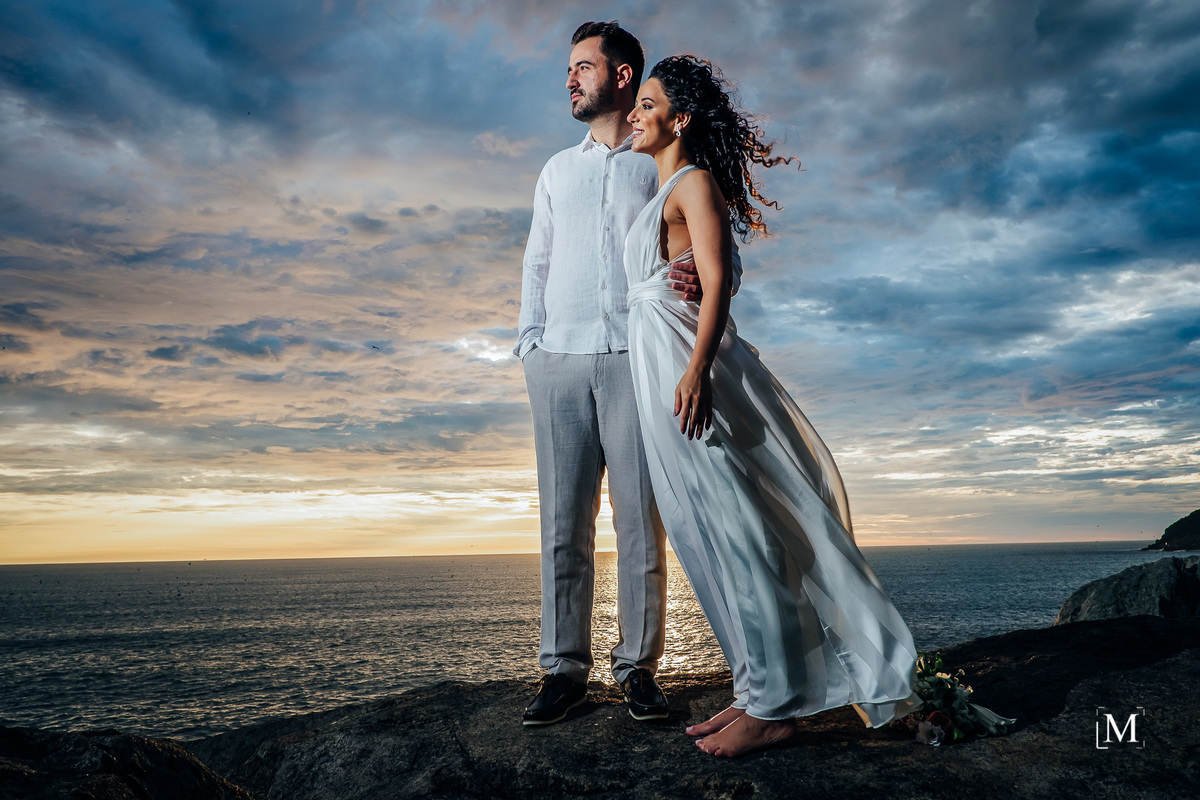 Noivos na praia da armação