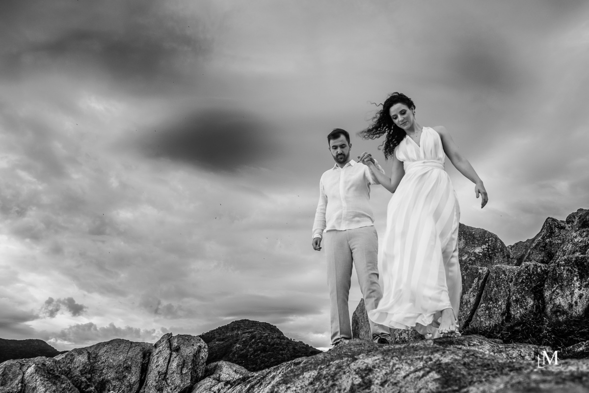 Rafaella e Thyago caminhando sobre as pedras
