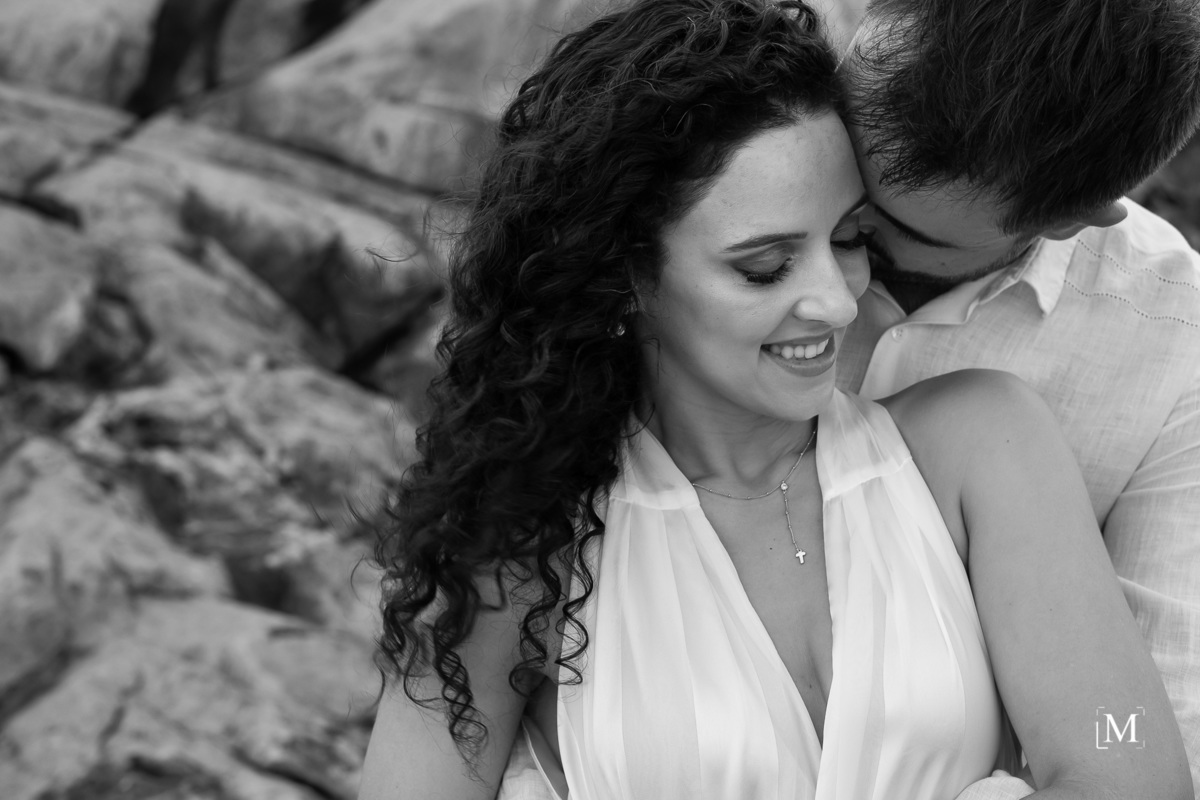Rafaella e Thyago trocando carinho no ensaio pre wedding