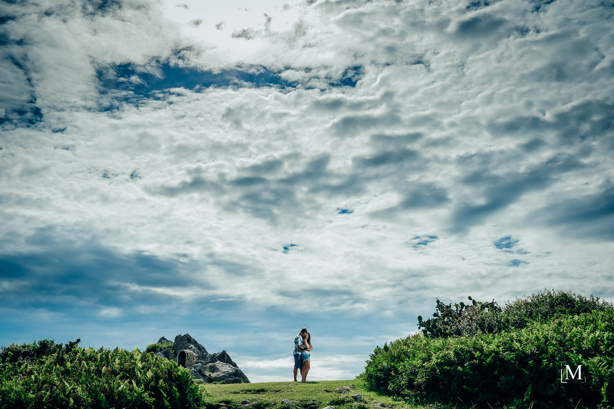 casal abraçados no cenário da praia da armação
