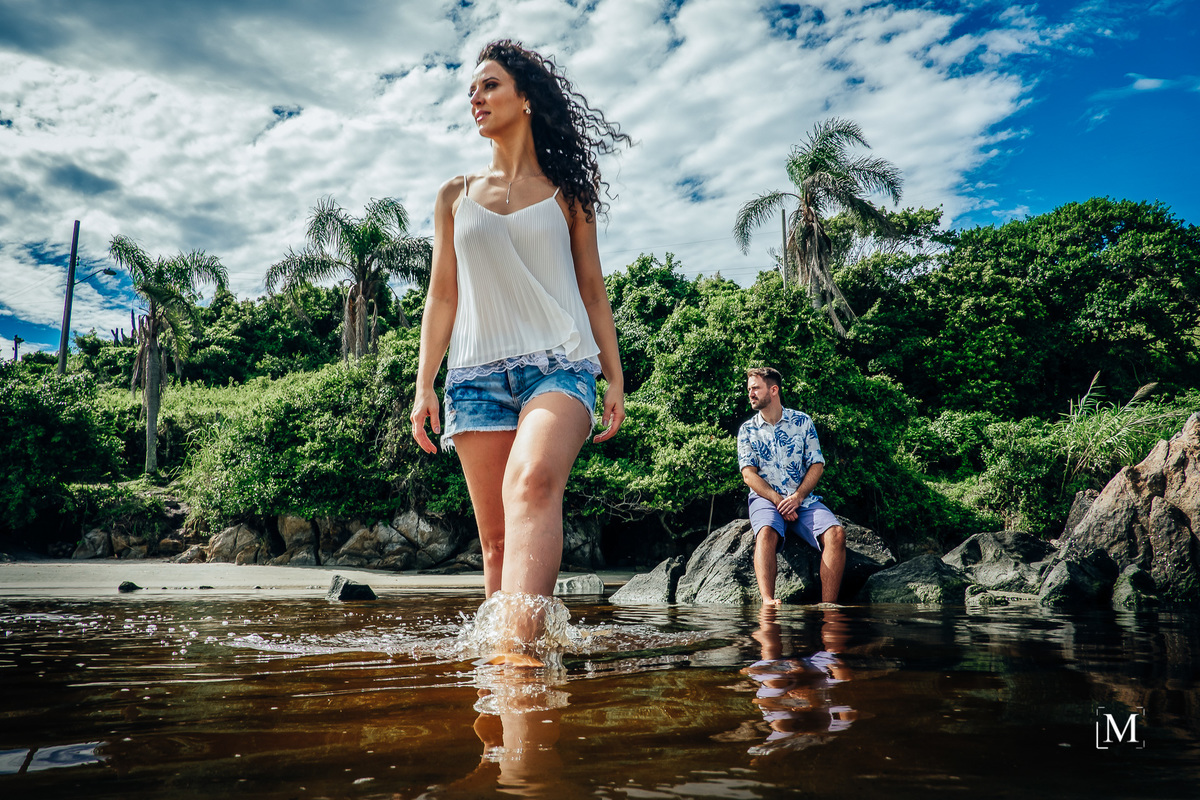 noiva caminhando no riozinho da praia da armação matadeiro
