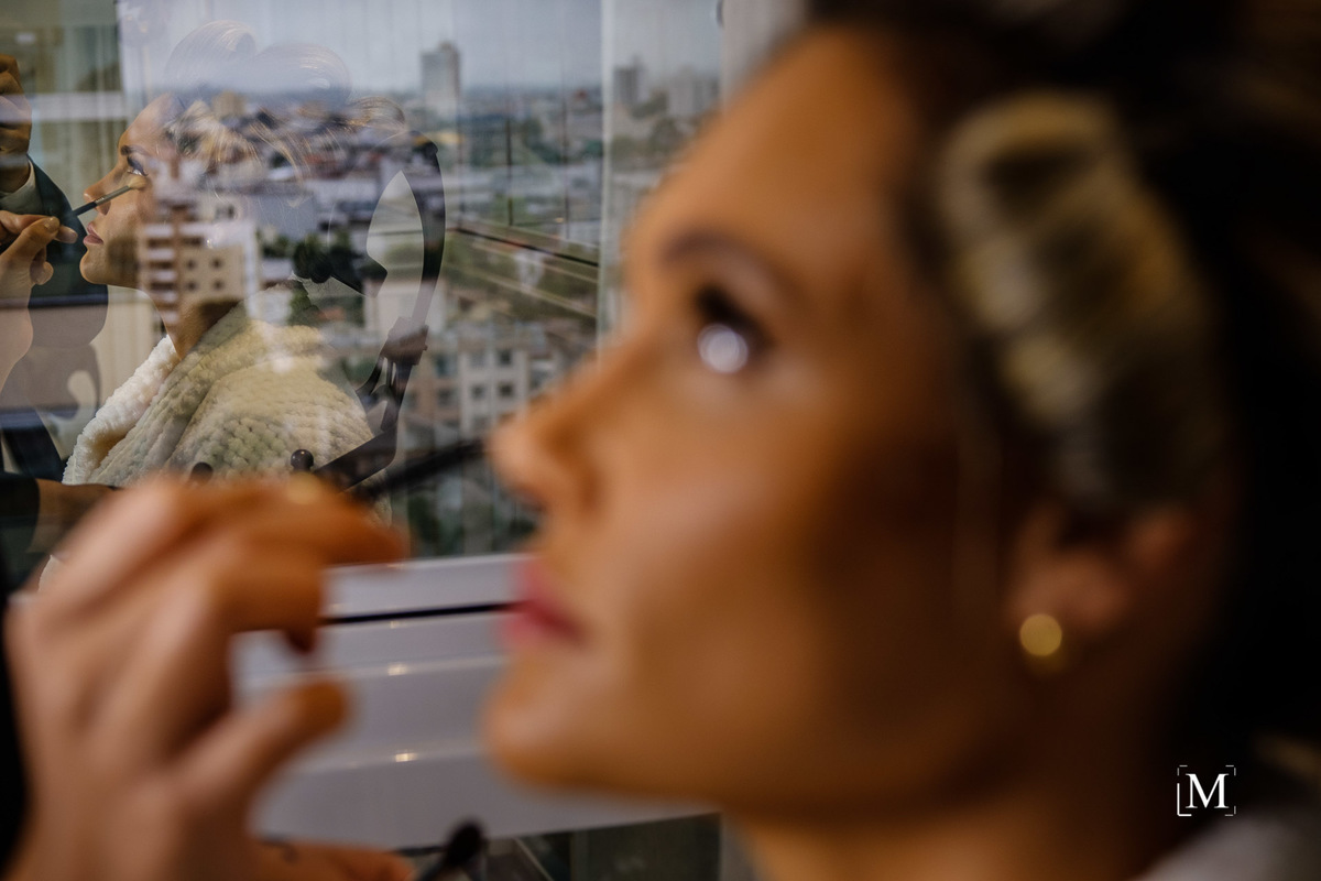 Reflexo da noiva no vidro