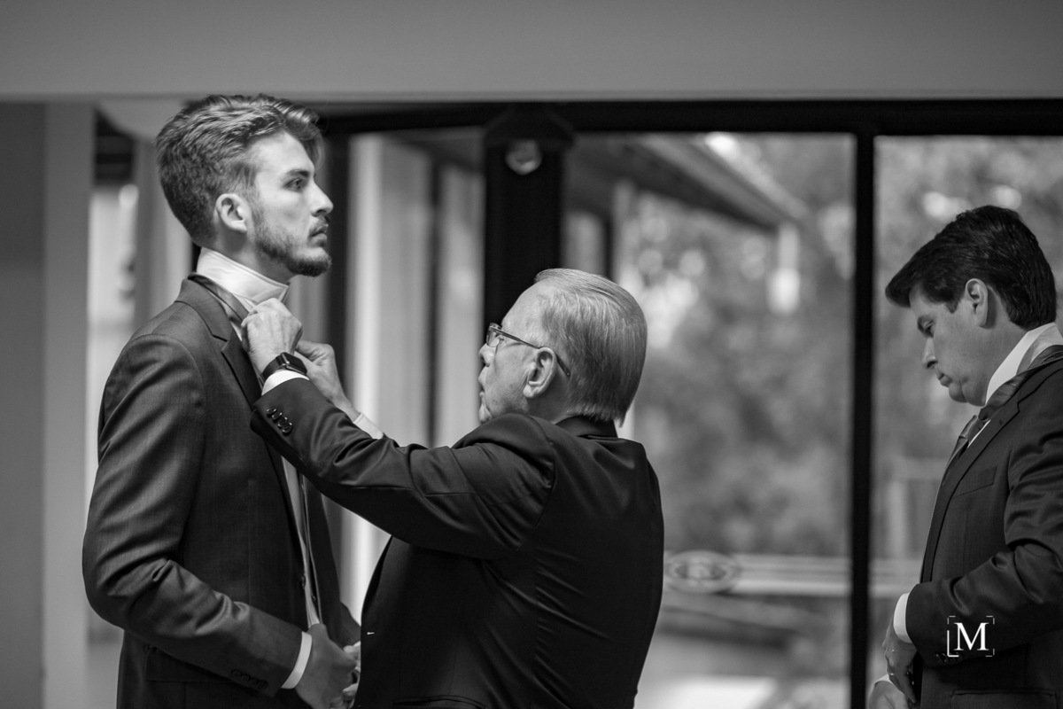 Avô ajudando neto com a gravata