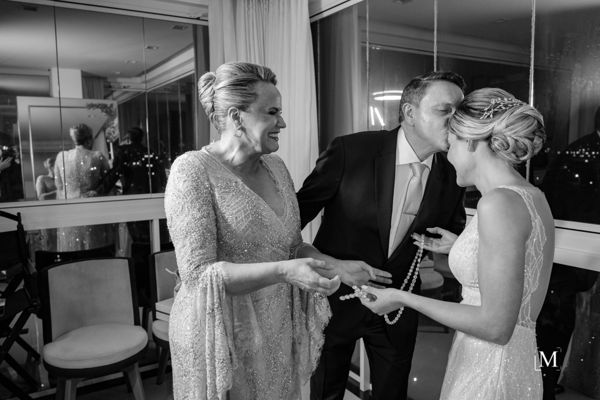 pai da noiva beija a filha