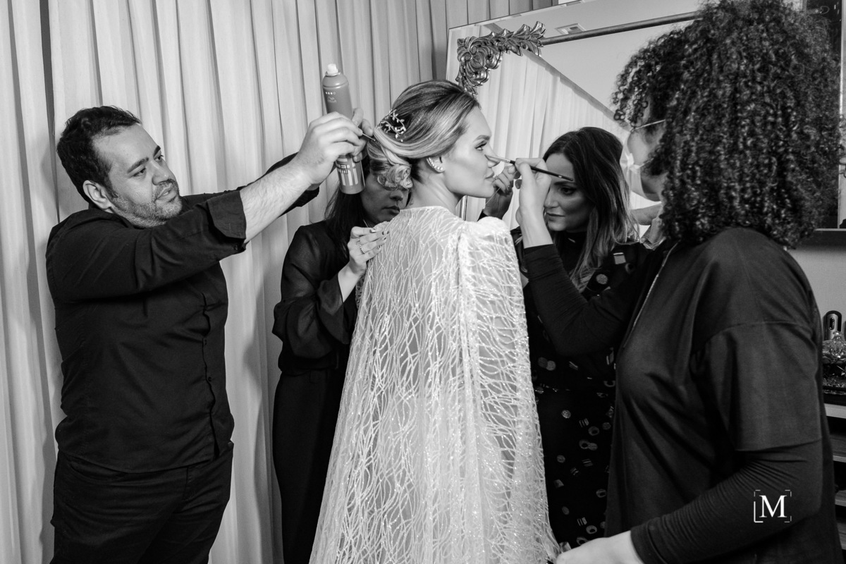 profissionais assessorando a noiva