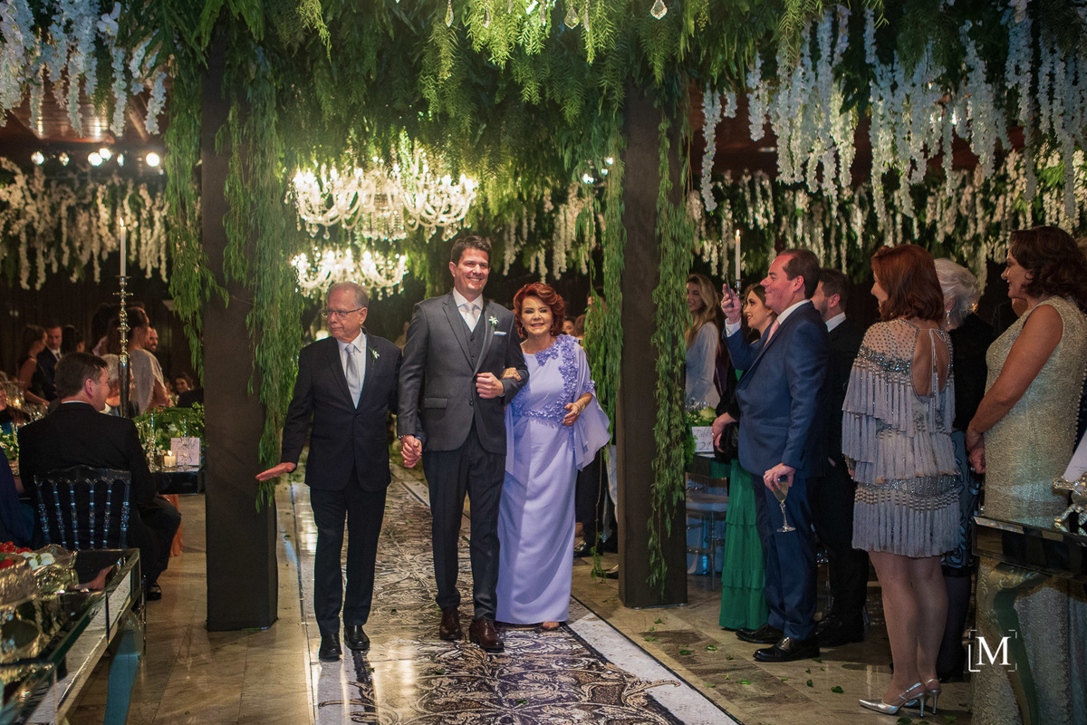 noivo entrando com seus pais