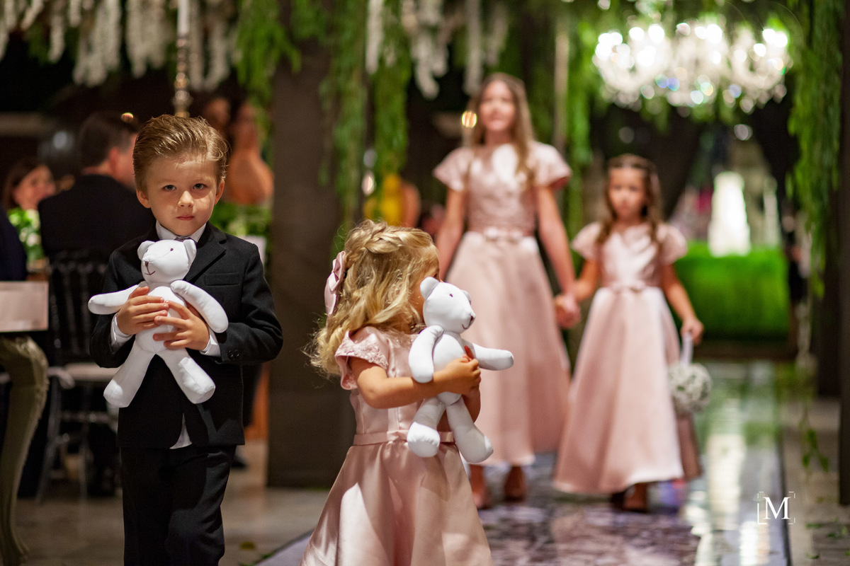 damas e pajem entrando na cerimônia de casamento