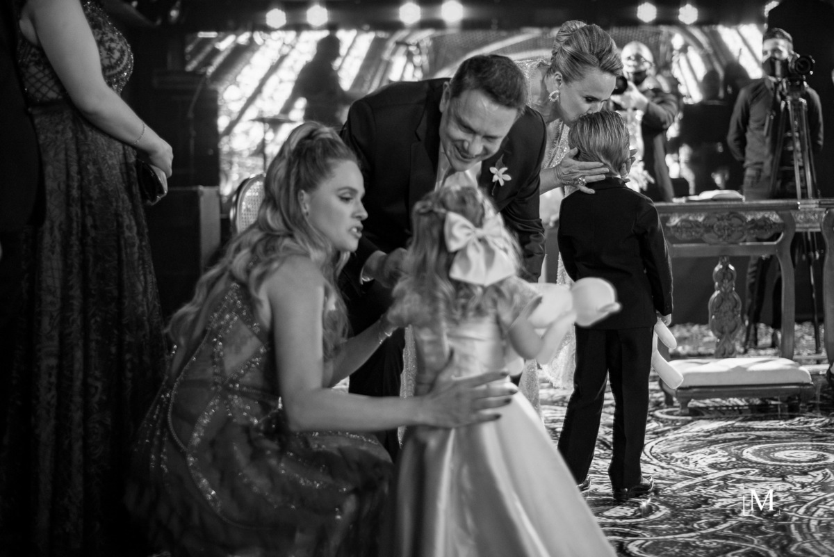 Avó beijando o neto