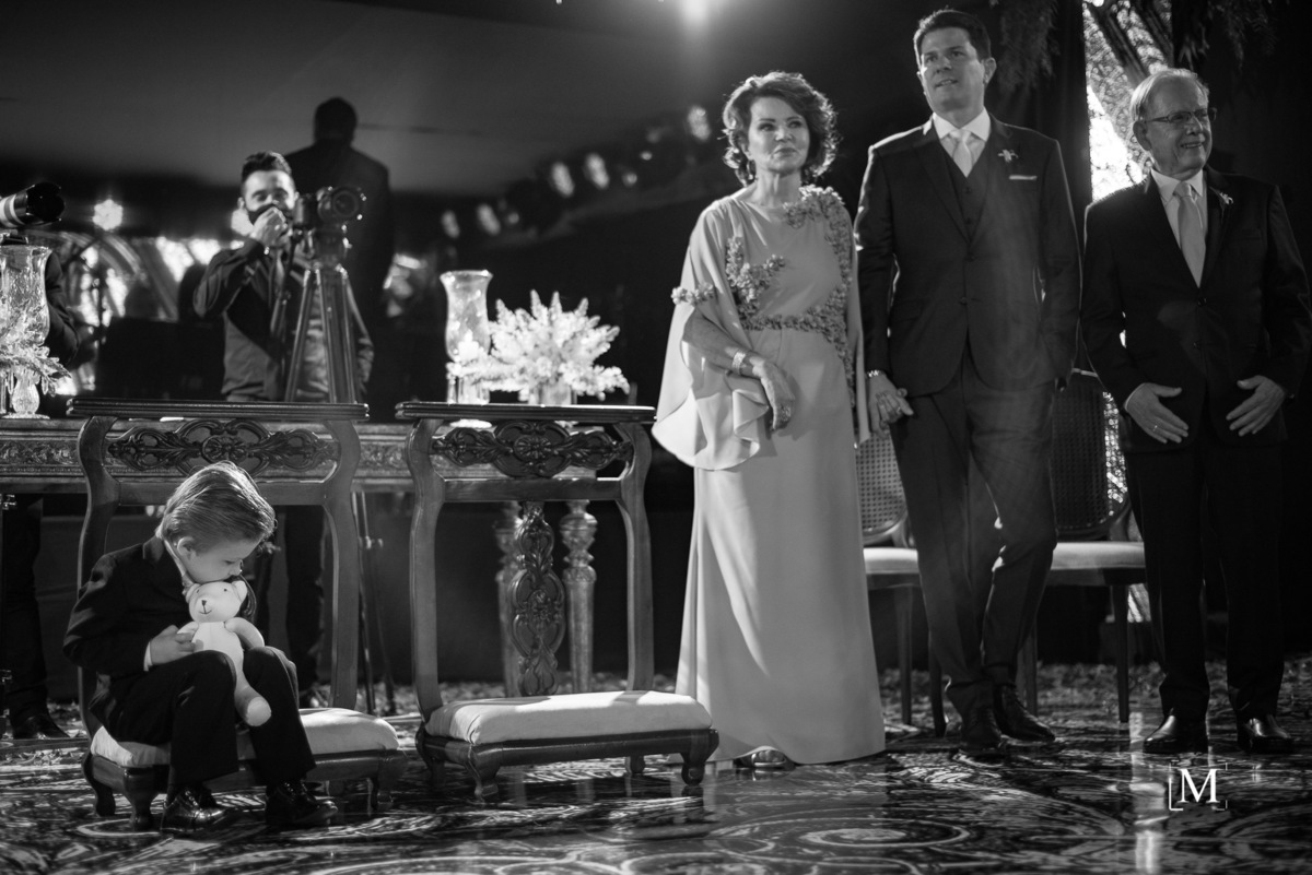 criança sentada na cerimônia de casamento