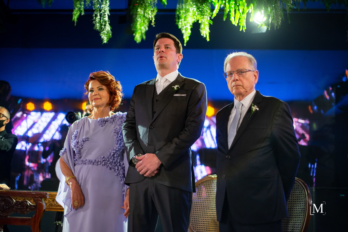 noivo e seus pais esperando a entrada da noiva