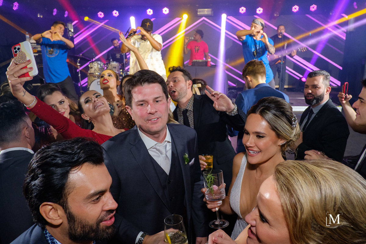 noivos em primeiro plano e cantor Buchecha