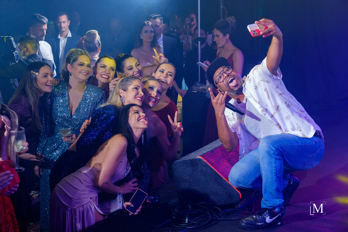 Buchecha faz selfie com convidados do casamento Andressa e Carlos