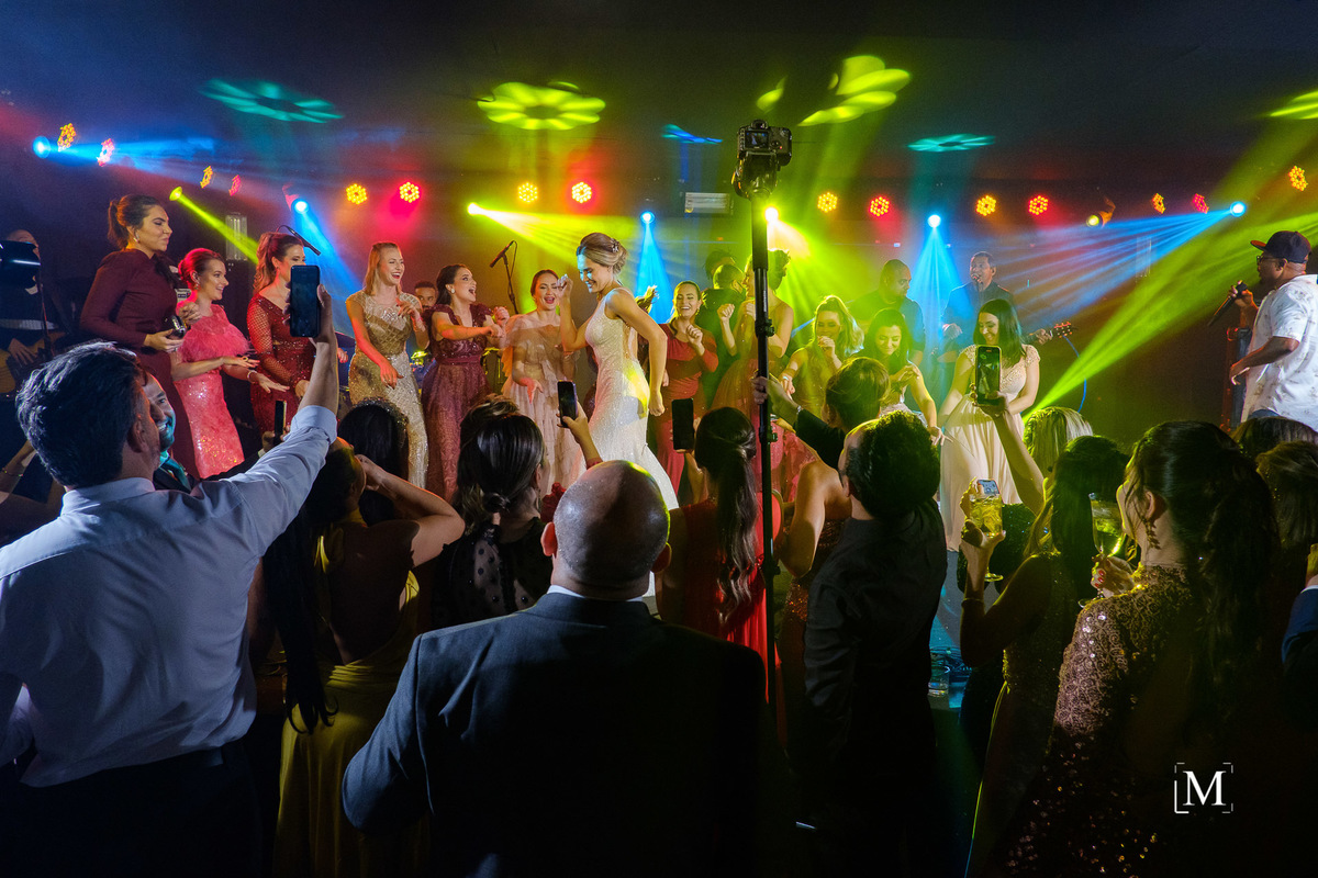 Noiva dançando no palco com amigas