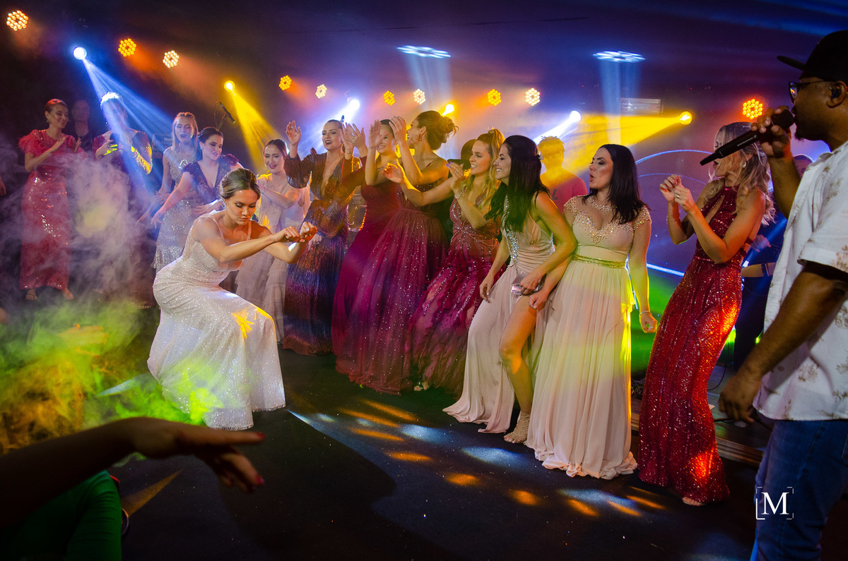 noiva dá show no palco da festa