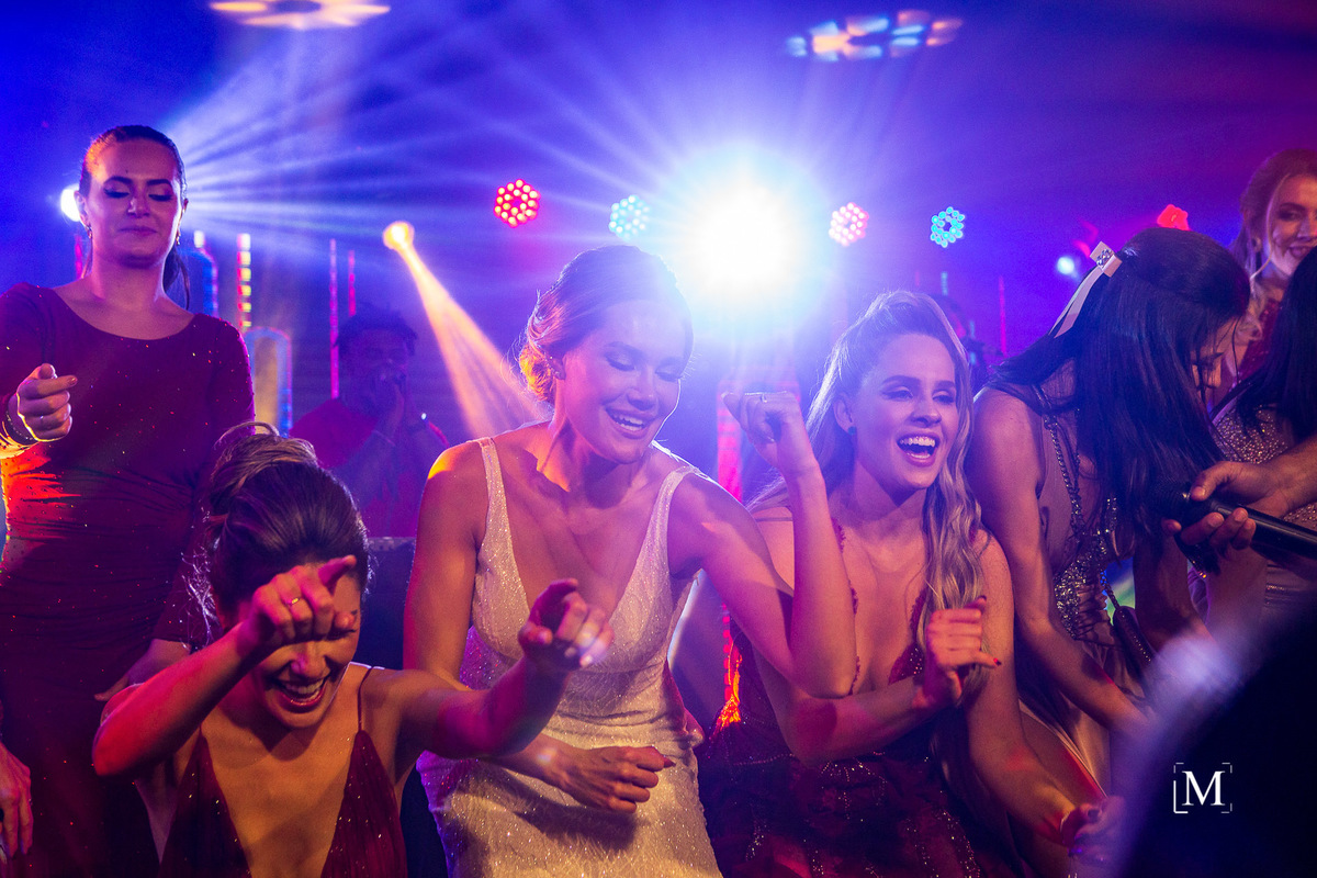 noiva dançando com amigas no palco