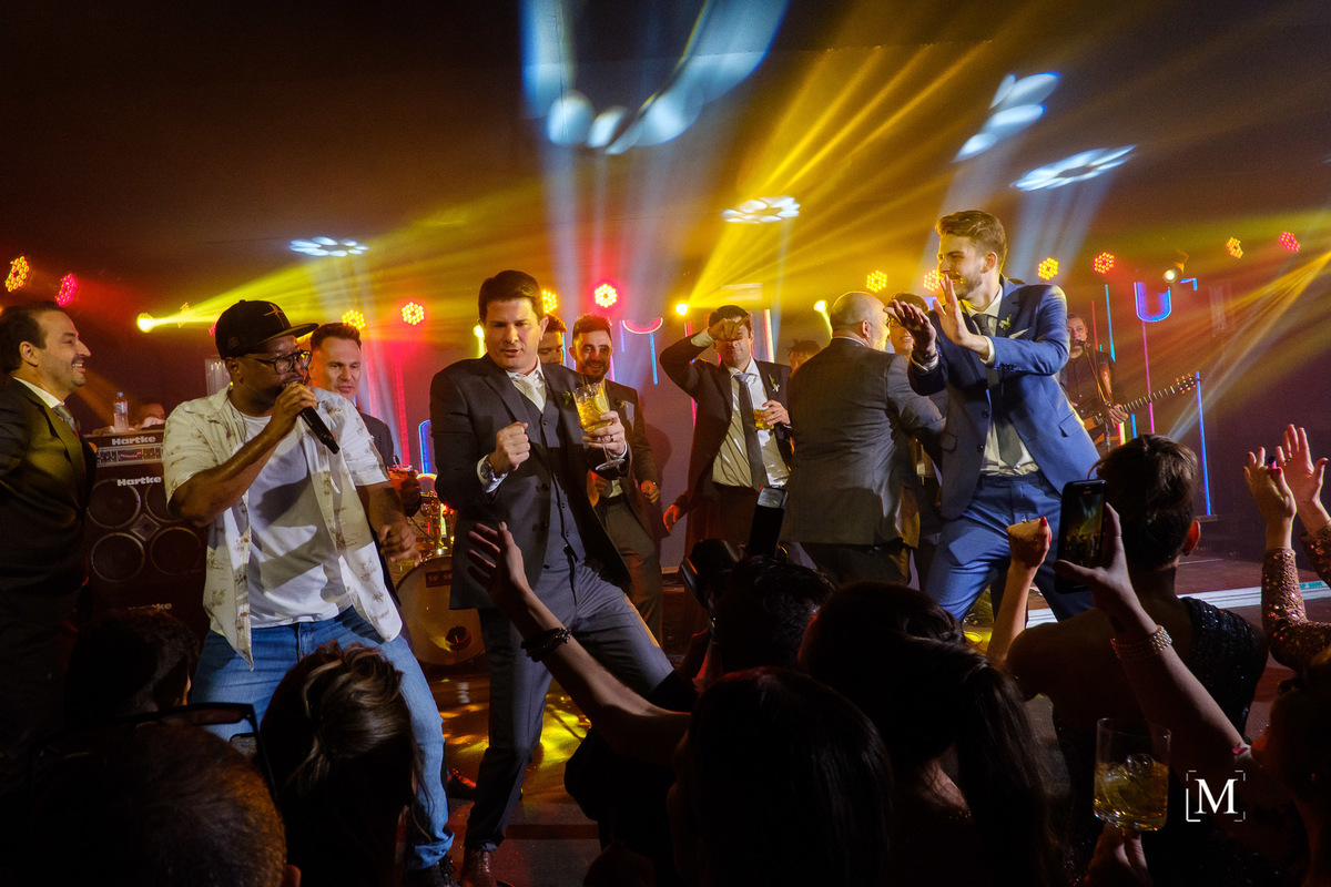 noivo e padrinhos no palco da festa de casamento