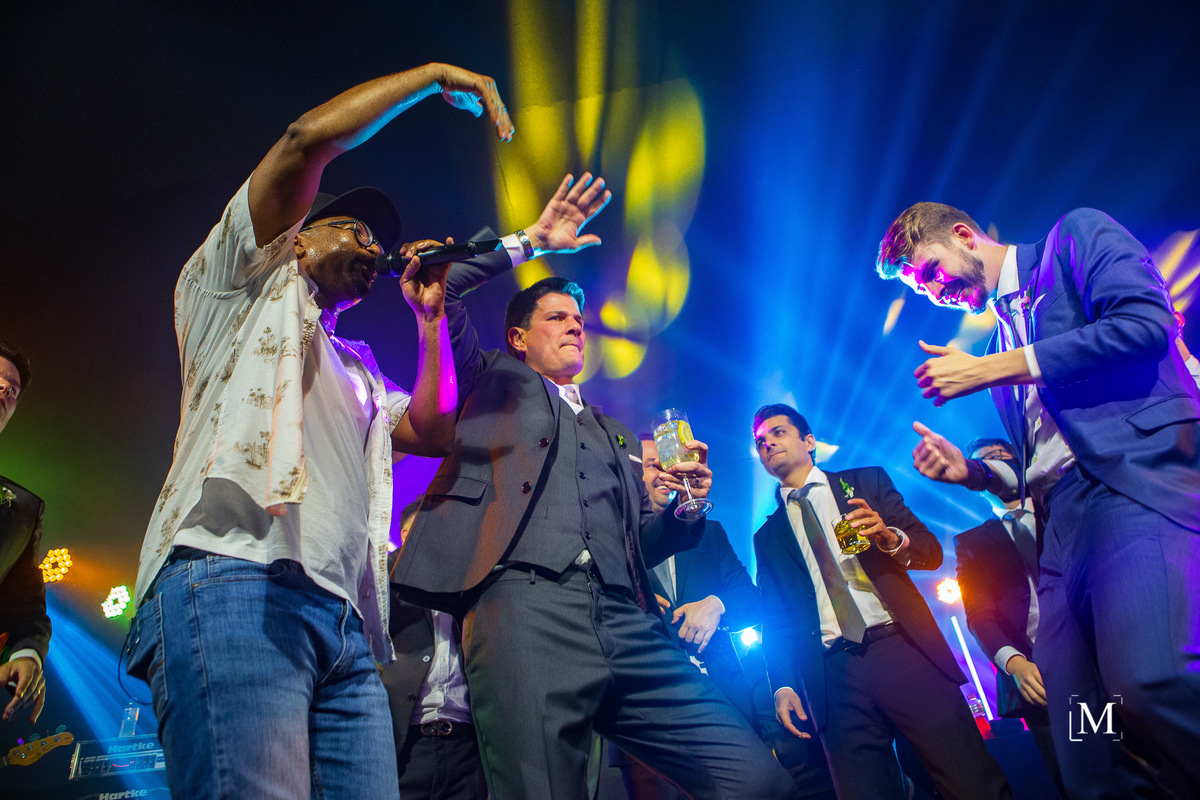 noivo Carlos e filho Luca no palco com o cantor Buchecha
