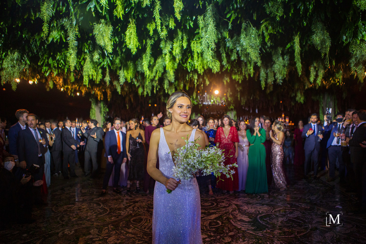 noiva se prepara para jogar o buquê