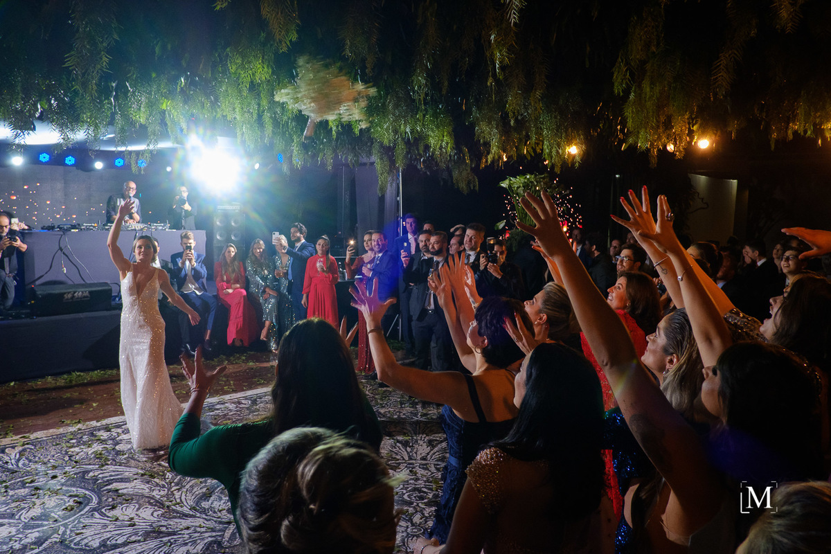 noiva jogando o buquê