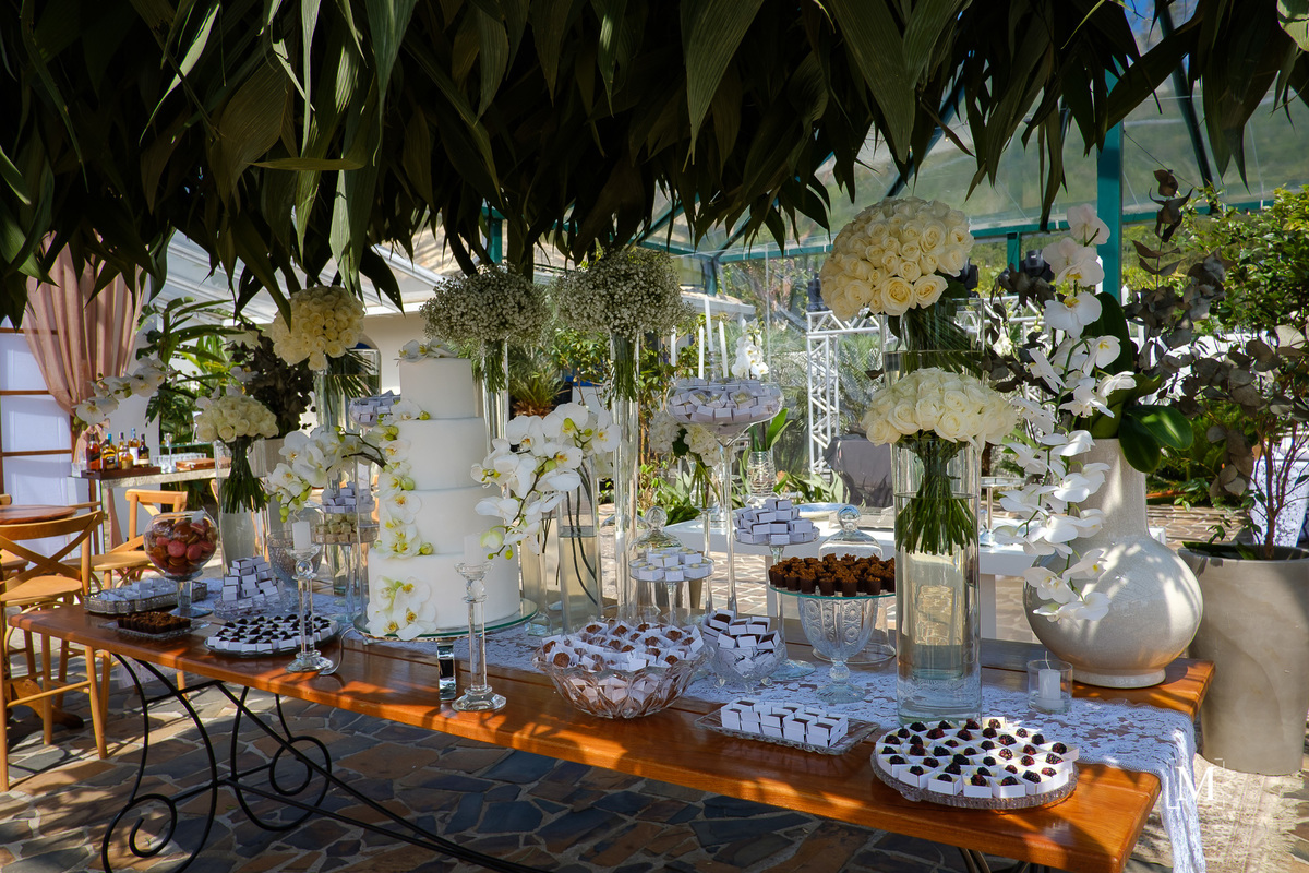 Mesa do bolo e doces