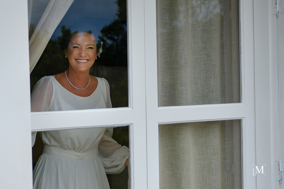 noiva olhando pela janela