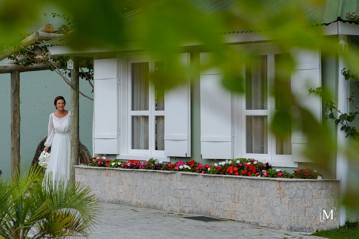 noiva Neide dando uma espiadinha