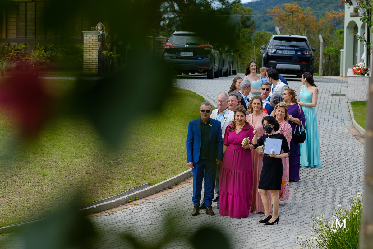 Cerimonialista Patrícia Lima orientando padrinhos