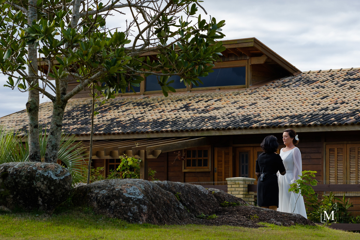 Patrícia Lima orientando a noiva emocionada
