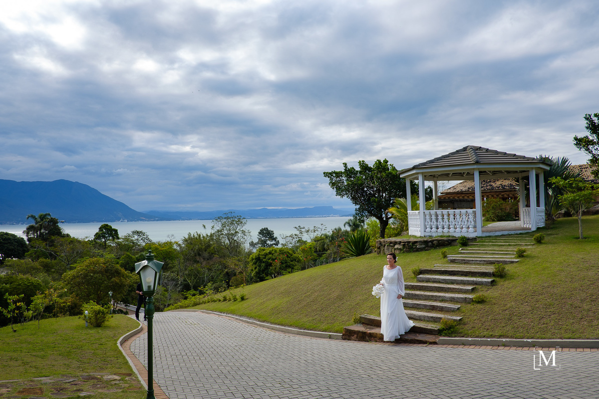 noiva caminhando sozinha para o altar