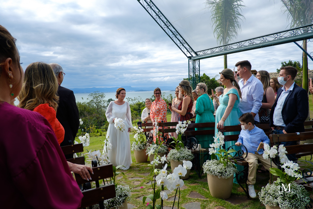 noiva entrando na cerimônia