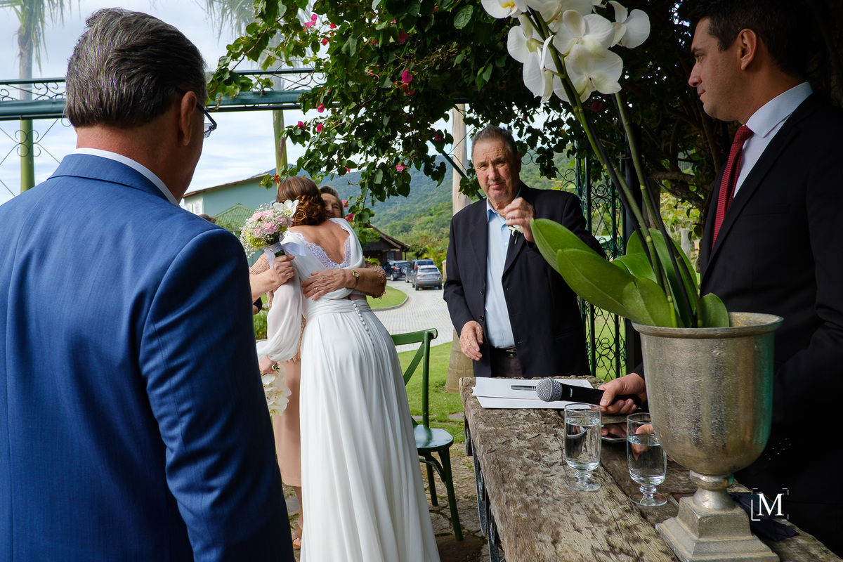 abraço da noiva na mãe