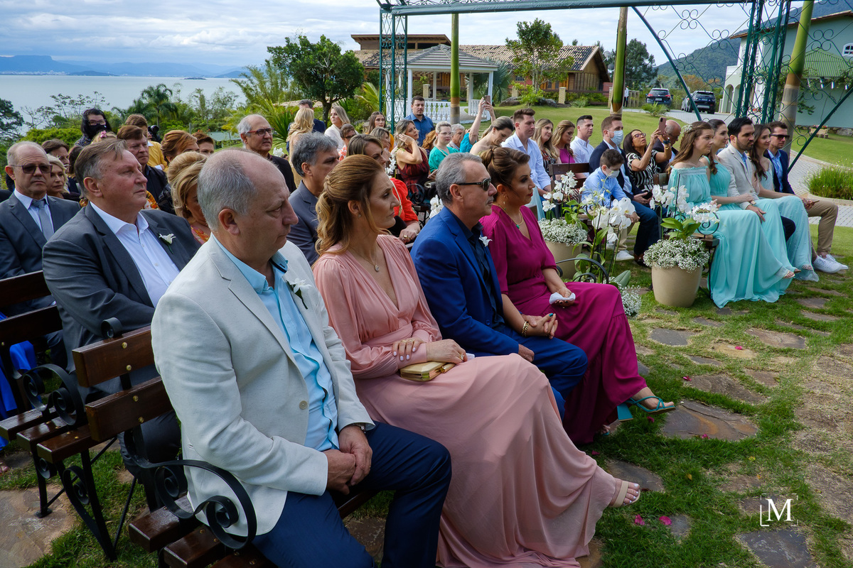 os convidados do casamento na cerimônia