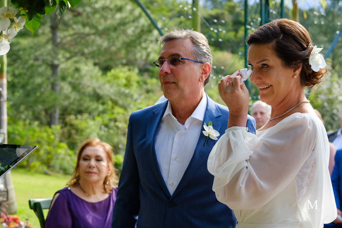 noiva enxugando as lágrimas