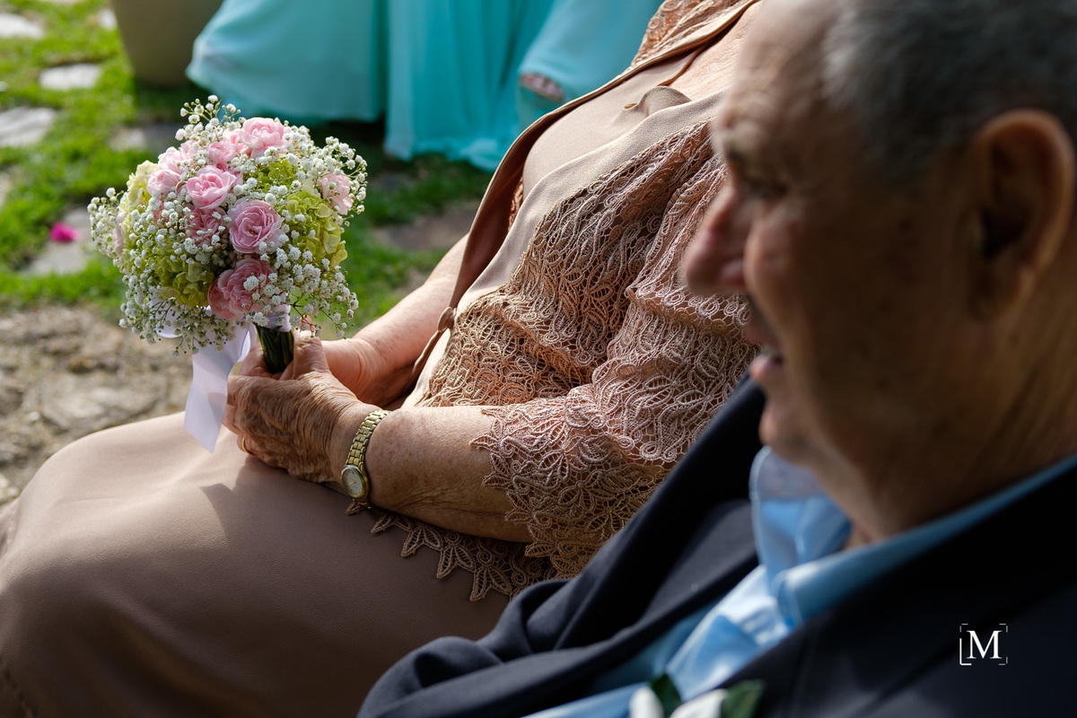 mãe da noiva com o buquê