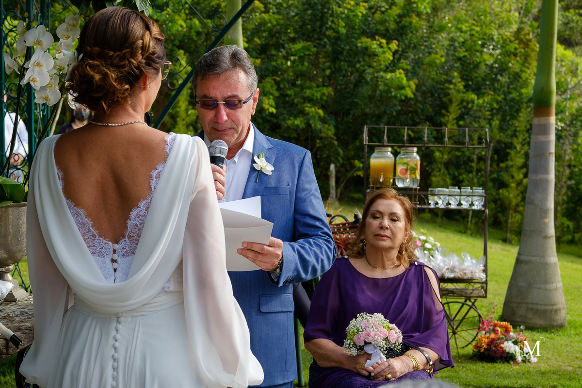 noivo lendo seus votos