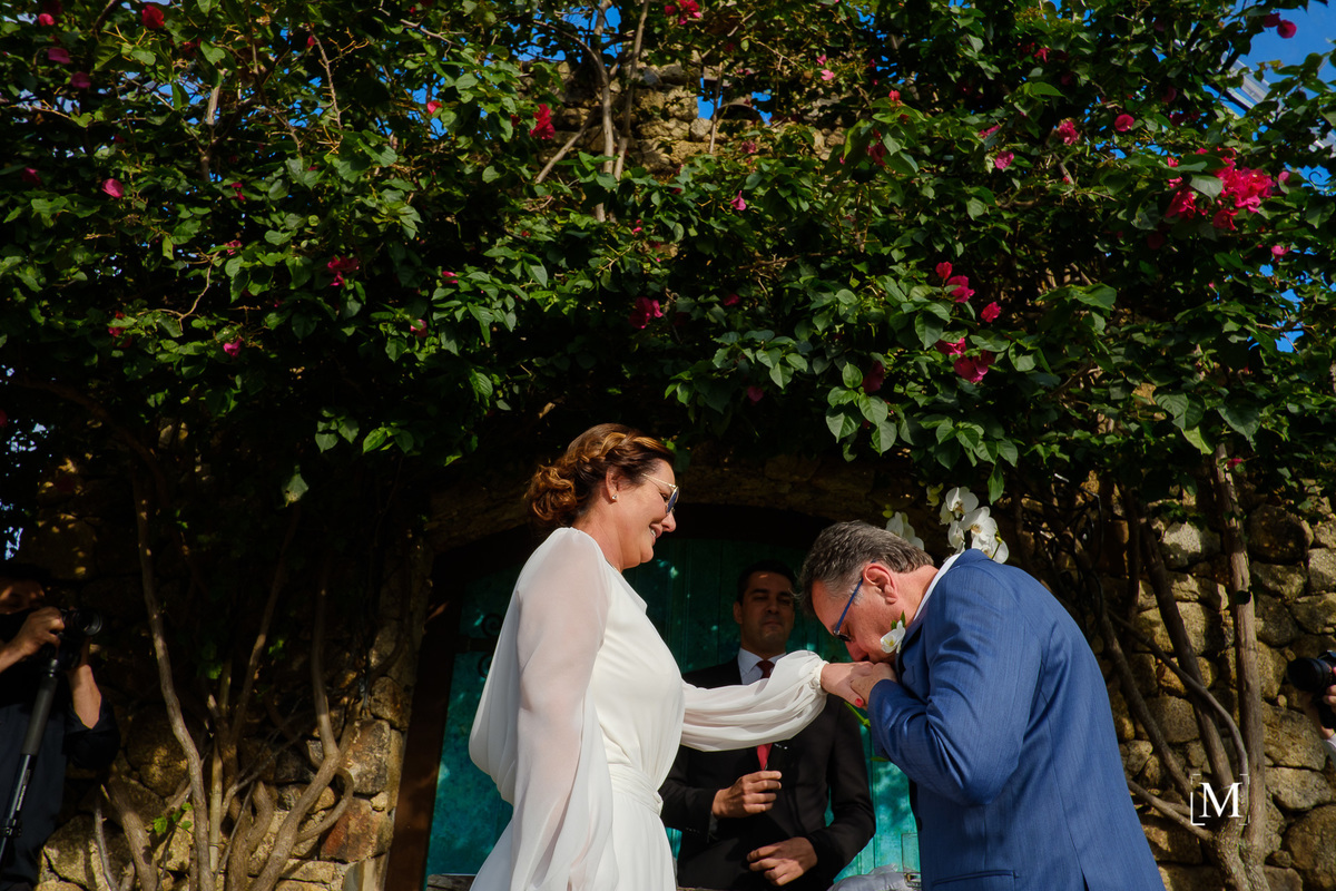 noivo beijando a mão da noiva troca das alianças