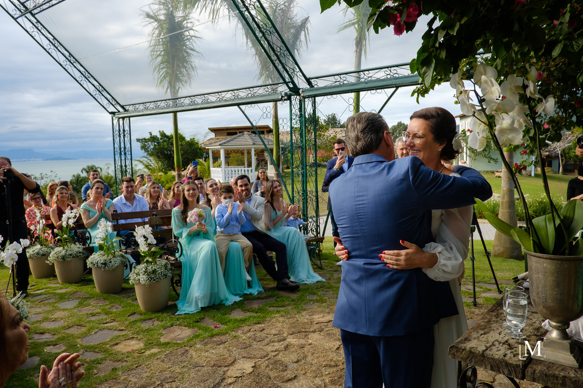 beijo dos noivos e palmas dos convidados