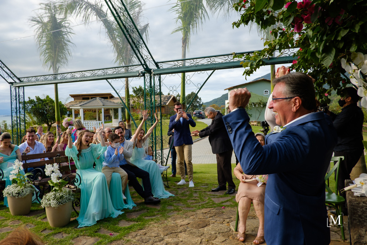 todos comemorando o casamento