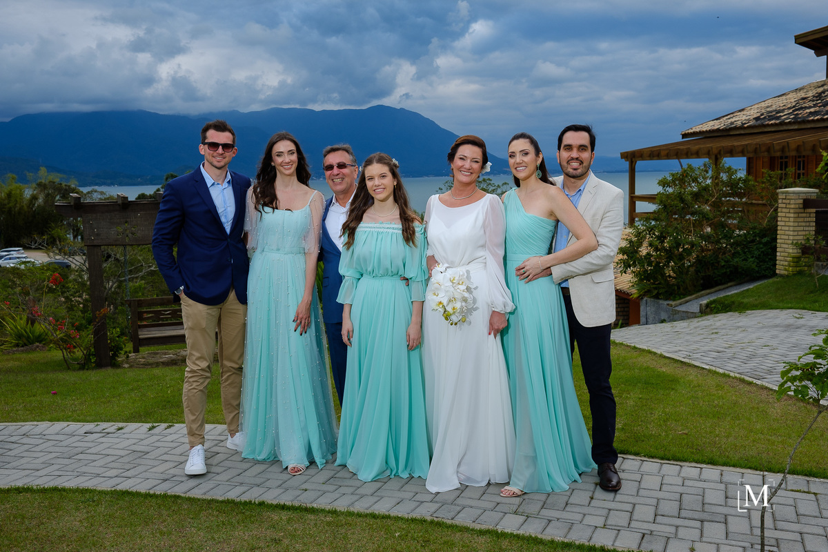 retrato dos noivos com filhas e genros