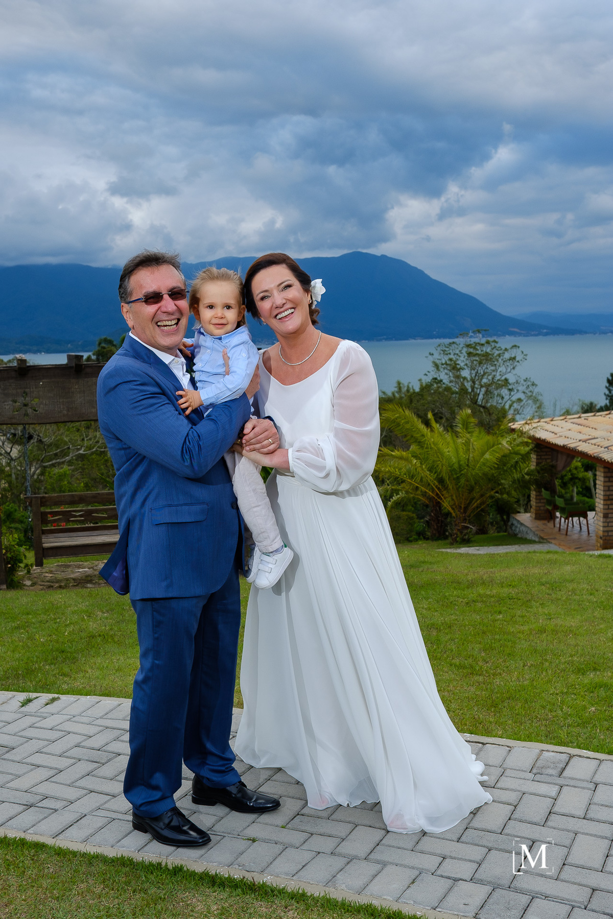 noivos com neto da noiva