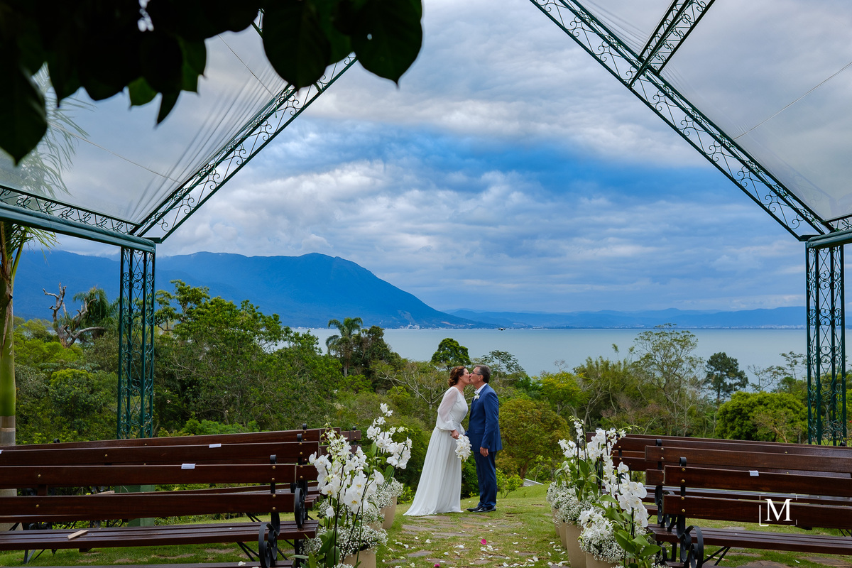 noivos Neide e Pinheiro com o mar de fundo