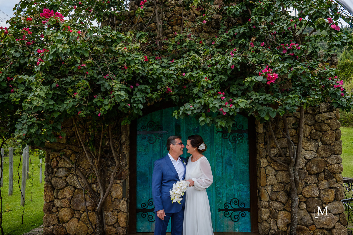noivos na porta da capela da Villa Casarão