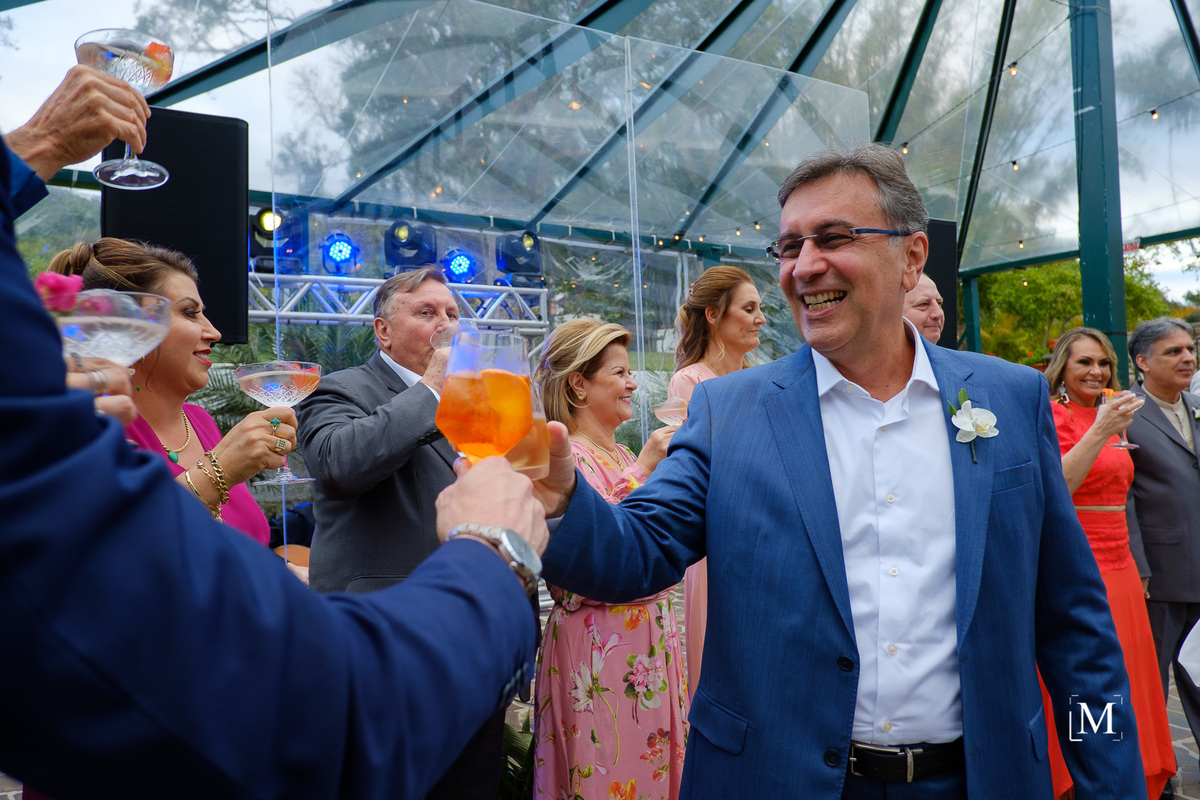 noivo brindando com padrinhos