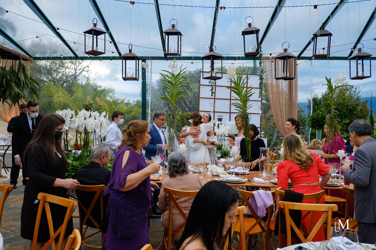 convidados abraçando os noivos