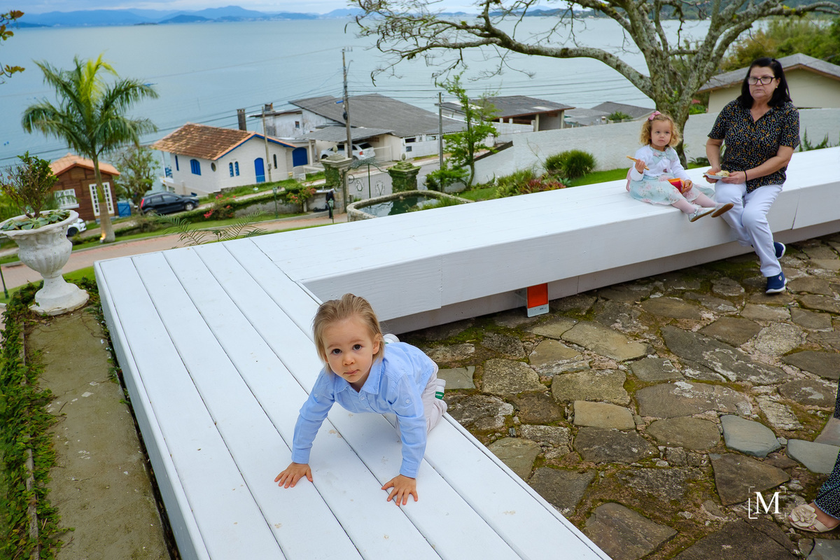 menino olhando para a câmera