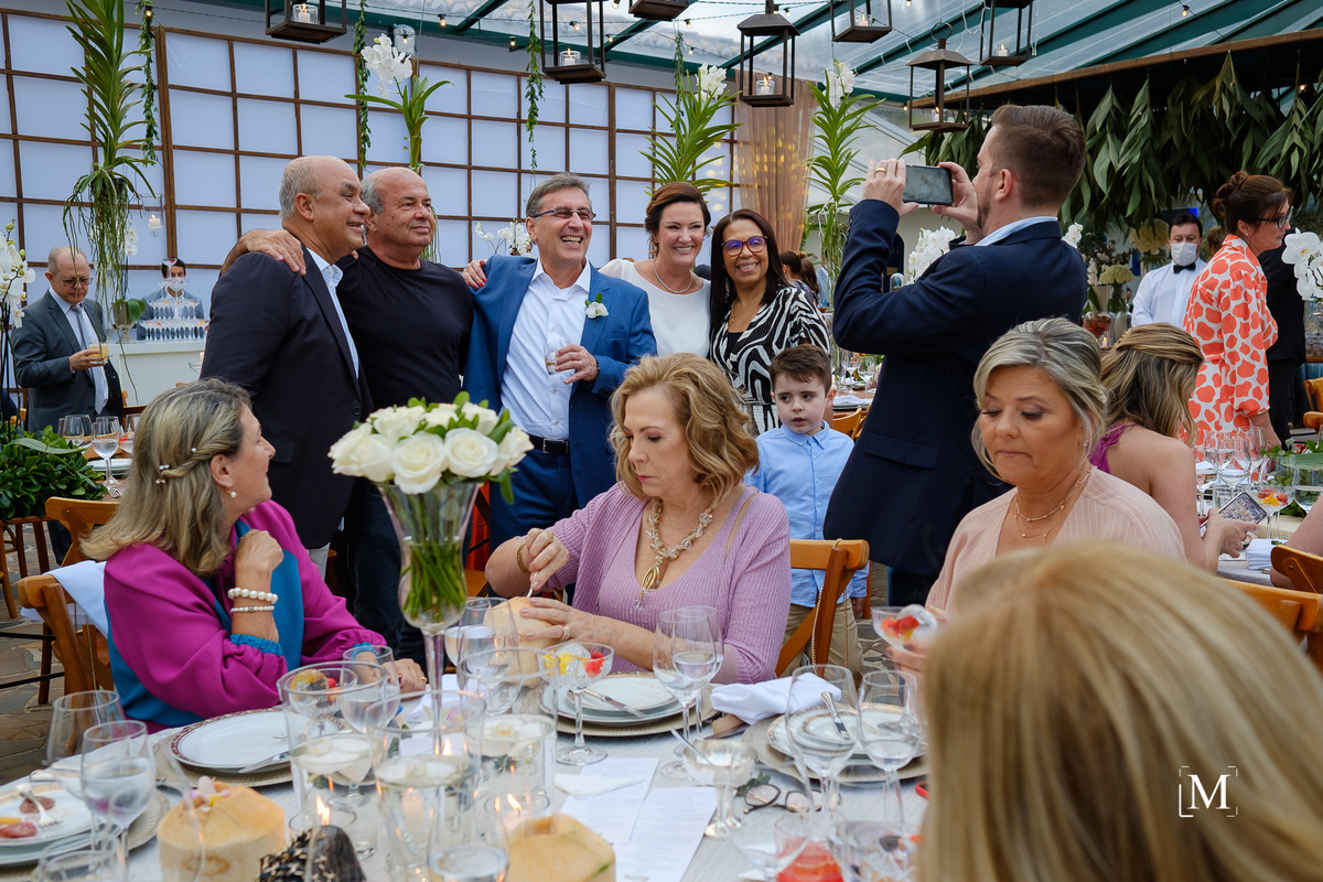 pessoas posando para fotografias com sorriso